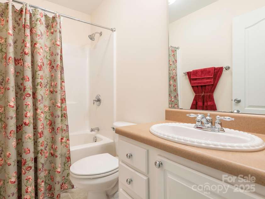 1271 Applewood Lane, York, SC 29745.  MLS# CAR4266523, YatesRealty ID 21429. Bathroom 2