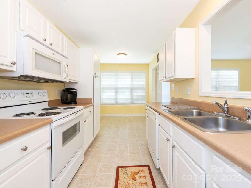 1271 Applewood Lane, York, SC 29745.  MLS# CAR4266523, YatesRealty ID 21429. Kitchen