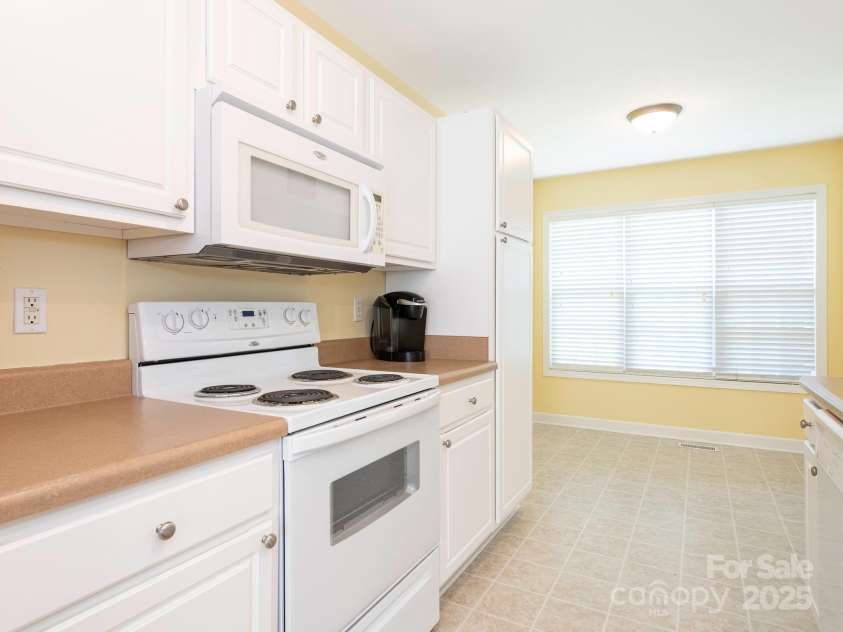 1271 Applewood Lane, York, SC 29745.  MLS# CAR4266523, YatesRealty ID 21429. Kitchen