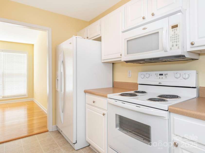 1271 Applewood Lane, York, SC 29745.  MLS# CAR4266523, YatesRealty ID 21429. Kitchen into Dining Area