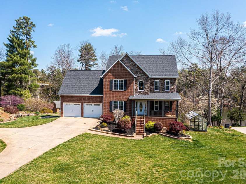 4726 Crystal Falls Avenue, Hickory, NC 28601.  MLS# CAR4367330, YatesRealty ID 21429. 