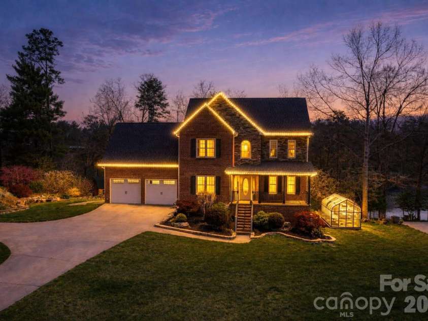4726 Crystal Falls Avenue, Hickory, NC 28601.  MLS# CAR4367330, YatesRealty ID 21429. 