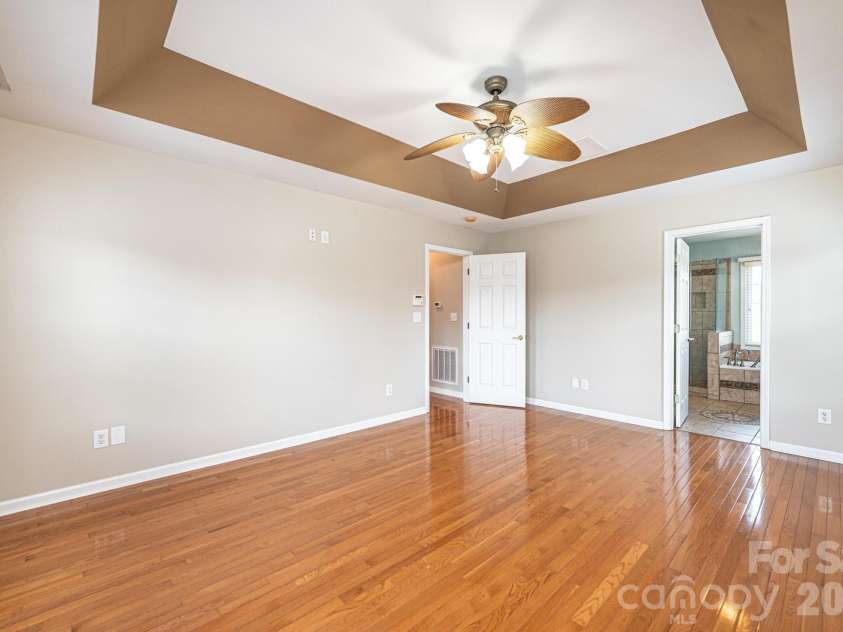 4726 Crystal Falls Avenue, Hickory, NC 28601.  MLS# CAR4367330, YatesRealty ID 21429. 