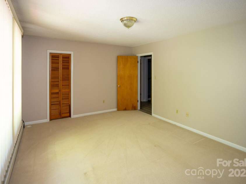 15 Cedar Trail, Asheville, NC 28803.  MLS# CAR4270530, YatesRealty ID 21431. Bedroom