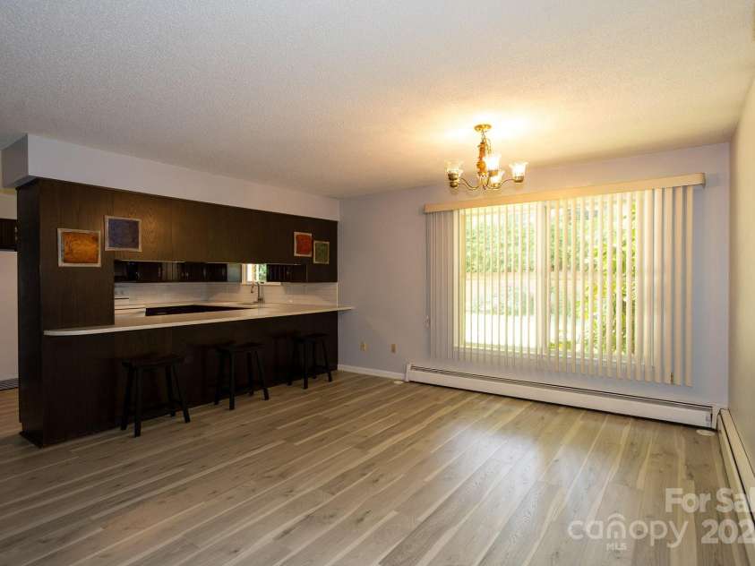 15 Cedar Trail, Asheville, NC 28803.  MLS# CAR4270530, YatesRealty ID 21431. Dining