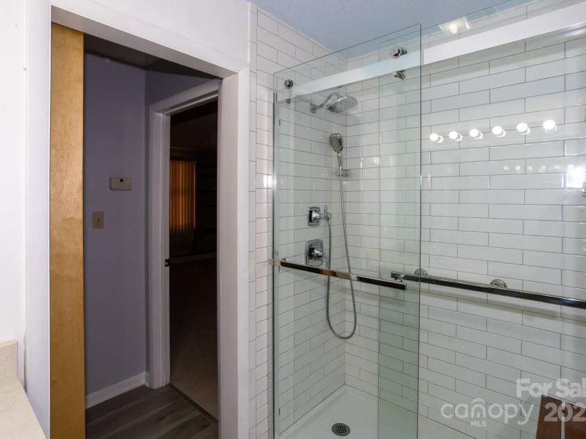 15 Cedar Trail, Asheville, NC 28803.  MLS# CAR4270530, YatesRealty ID 21431. Master Bath