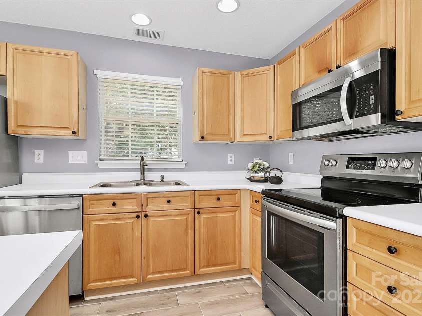 5980 Cougar Lane, Charlotte, NC 28269.  MLS# CAR4272520, YatesRealty ID 21432. 