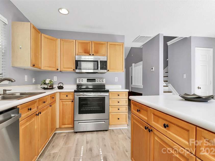 5980 Cougar Lane, Charlotte, NC 28269.  MLS# CAR4272520, YatesRealty ID 21432. Bright and spacious kitchen with stainless steel appliances.