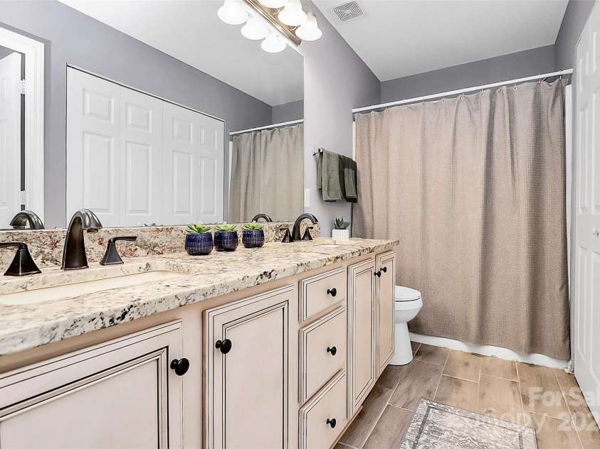5980 Cougar Lane, Charlotte, NC 28269.  MLS# CAR4272520, YatesRealty ID 21432. Spacious dual vanity bathroom on main floor