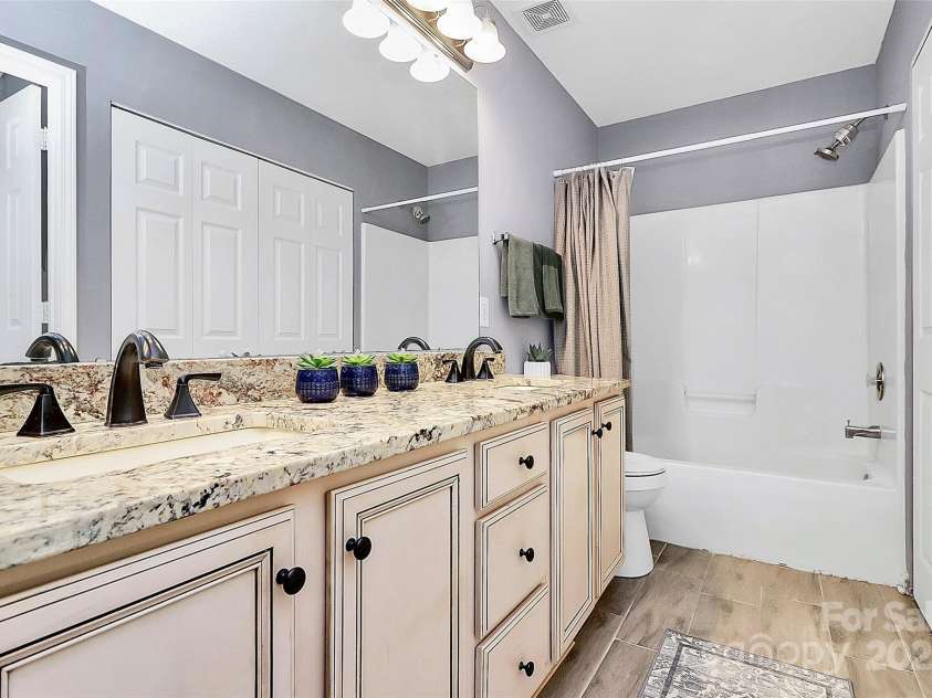 5980 Cougar Lane, Charlotte, NC 28269.  MLS# CAR4272520, YatesRealty ID 21432. Spacious dual vanity bathroom on main floor