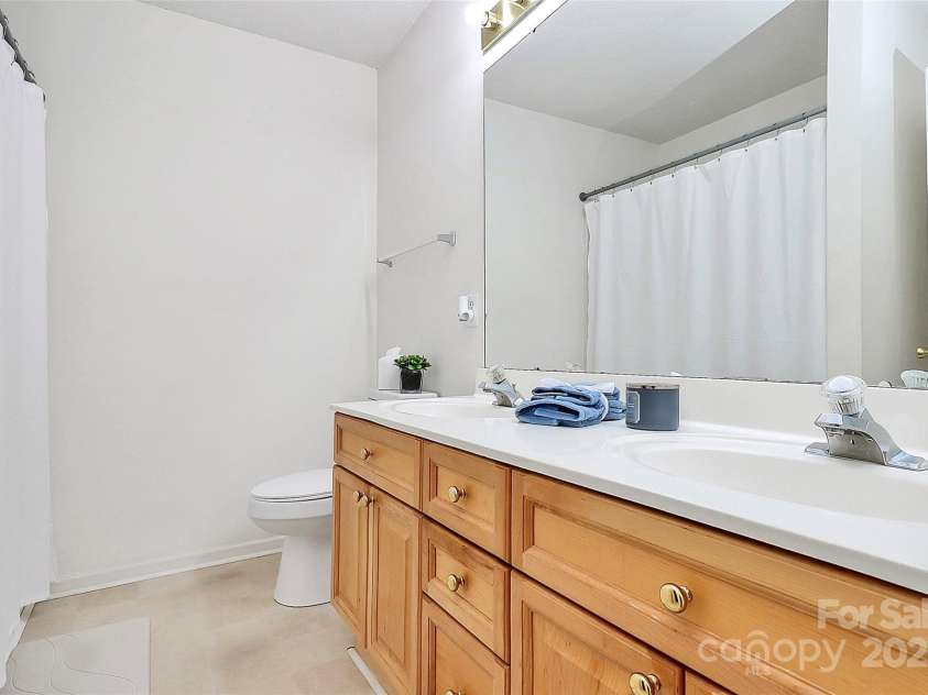 5980 Cougar Lane, Charlotte, NC 28269.  MLS# CAR4272520, YatesRealty ID 21432. Spacious dual vanity full bathroom on 2nd floor.