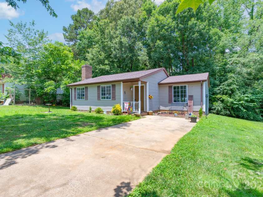 8019 Walnut Creek Lane, Charlotte, NC 28227.  MLS# CAR4267760, YatesRealty ID 21433. 