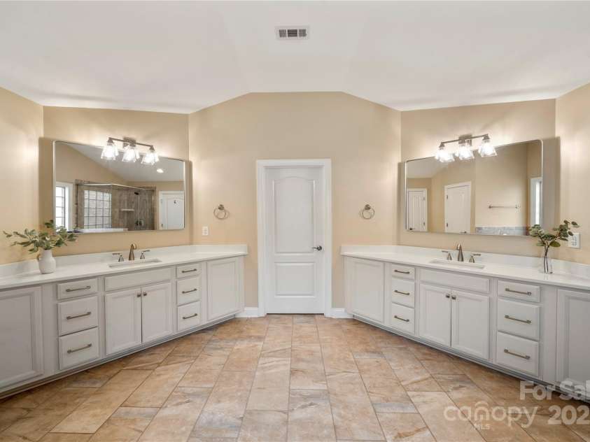 3019 Foggy Hollow Lane, Clover, SC 29710.  MLS# CAR4226789, YatesRealty ID 21435. Primary bath cont..