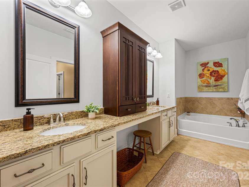 6422 Northern Red Oak Drive, Mint Hill, NC 28227.  MLS# CAR4268463, YatesRealty ID 21439. 