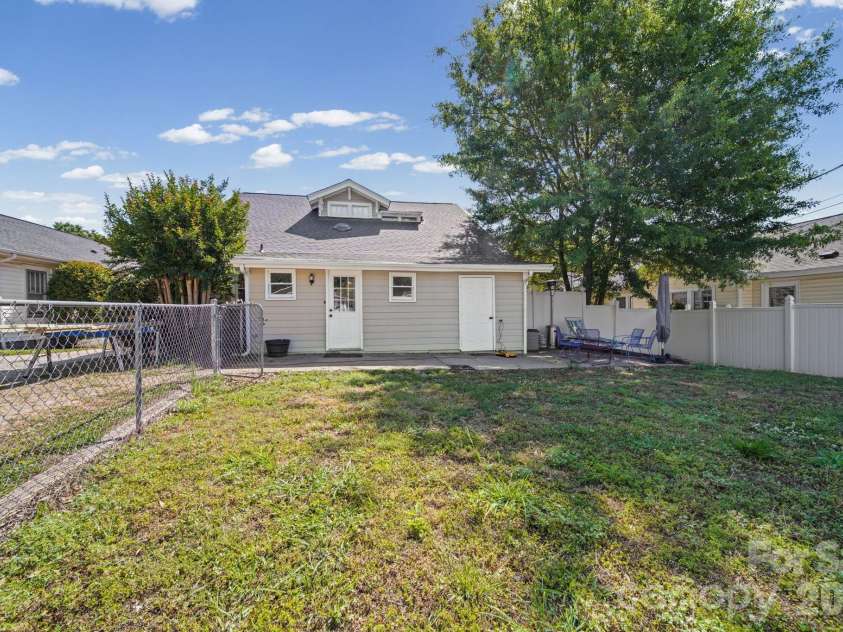 605 Central Avenue, Belmont, NC 28012.  MLS# CAR4378776, YatesRealty ID 21445. 