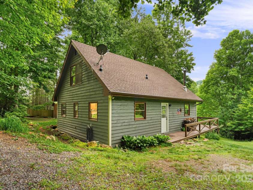 24 Cataloochee Lane, Waynesville, NC 28785.  MLS# CAR4268392, YatesRealty ID 21448. Mountain cabin