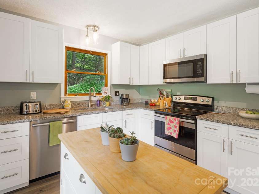 24 Cataloochee Lane, Waynesville, NC 28785.  MLS# CAR4268392, YatesRealty ID 21448. Updated kitchen