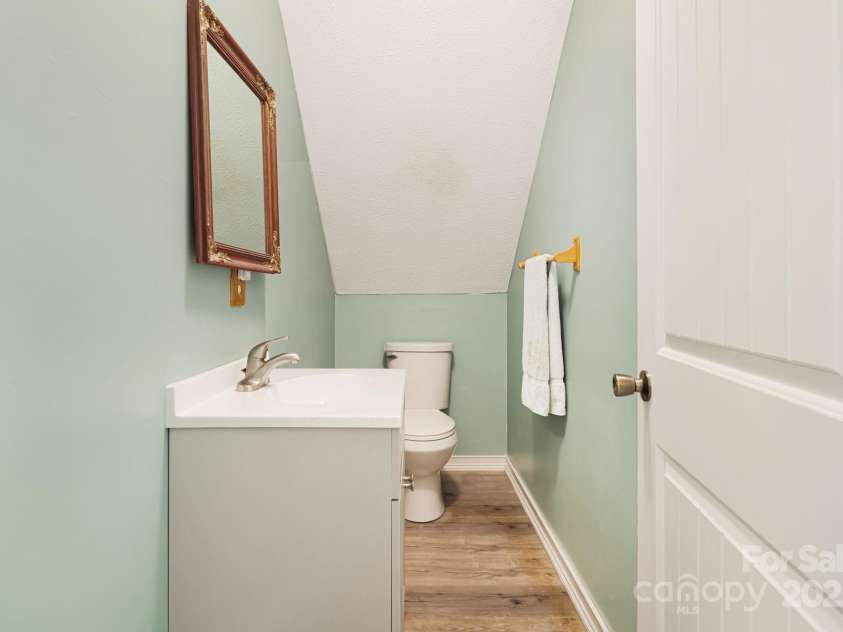 24 Cataloochee Lane, Waynesville, NC 28785.  MLS# CAR4268392, YatesRealty ID 21448. Upstairs bathroom