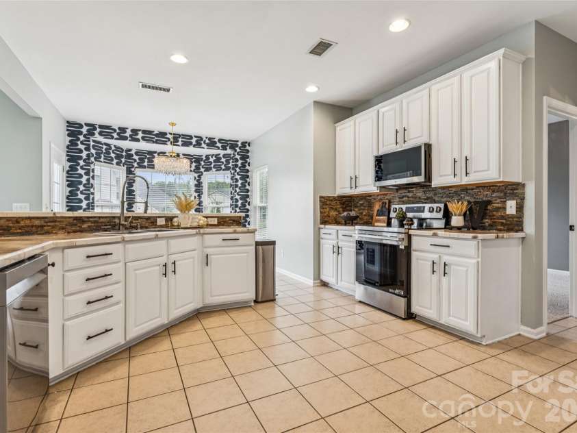 11413 Mangla Drive, Charlotte, NC 28214.  MLS# CAR4353792, YatesRealty ID 21449. Kitchen