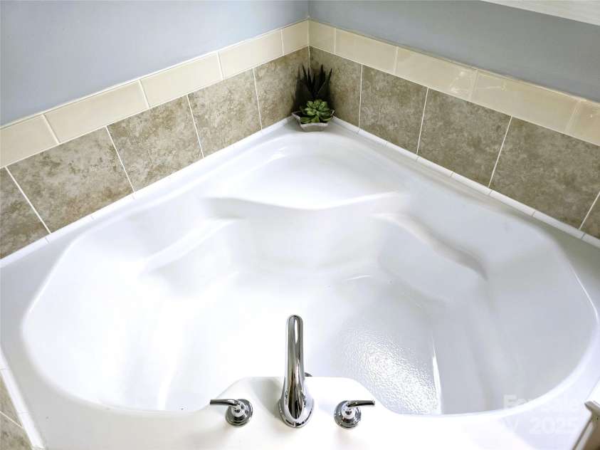 414 Fulton Drive, Kings Mountain, NC 28086.  MLS# CAR4254346, YatesRealty ID 21449. Large garden tub
