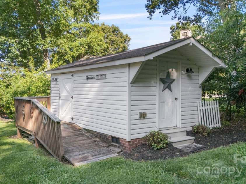 331 Waterway Drive, Lexington, NC 27292.  MLS# CAR4270024, YatesRealty ID 21451. 