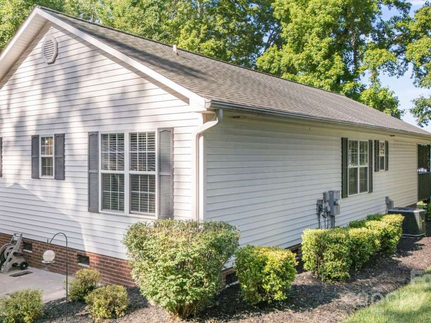 331 Waterway Drive, Lexington, NC 27292.  MLS# CAR4270024, YatesRealty ID 21451. 