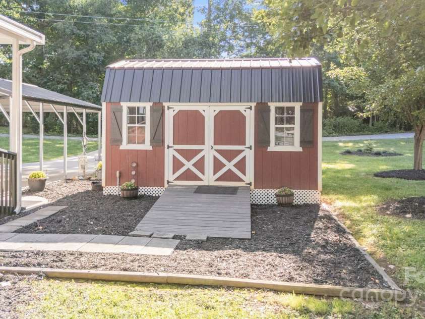 331 Waterway Drive, Lexington, NC 27292.  MLS# CAR4270024, YatesRealty ID 21451. 