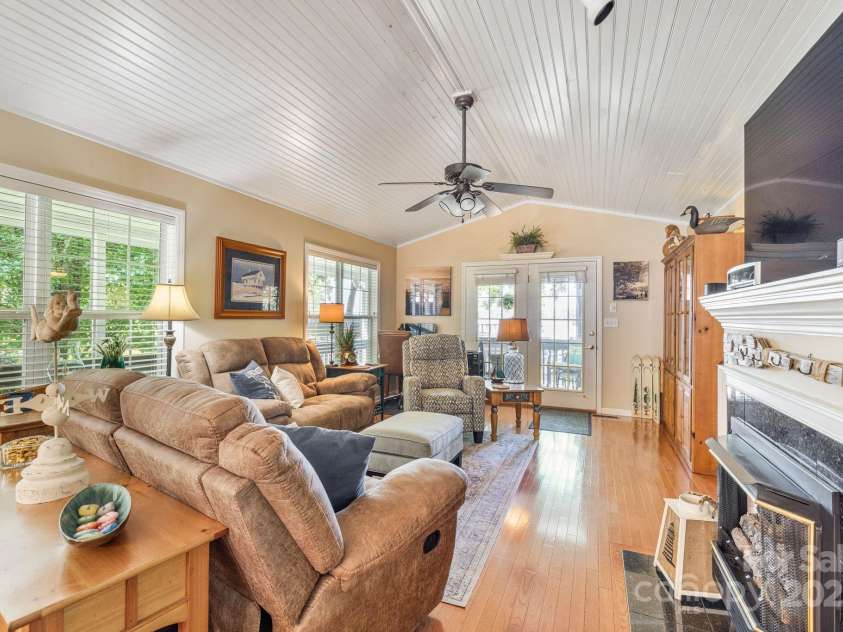 331 Waterway Drive, Lexington, NC 27292.  MLS# CAR4270024, YatesRealty ID 21451. 
