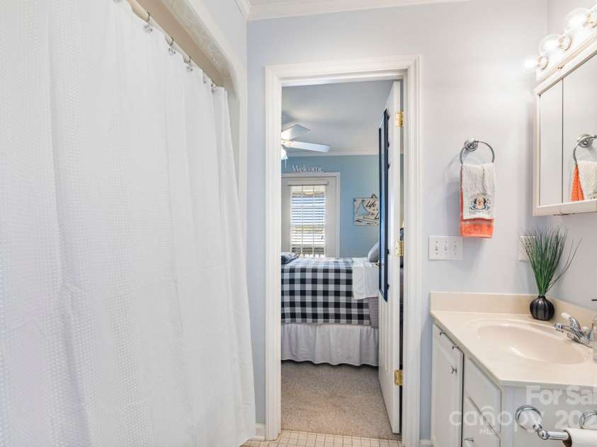 331 Waterway Drive, Lexington, NC 27292.  MLS# CAR4270024, YatesRealty ID 21451. 