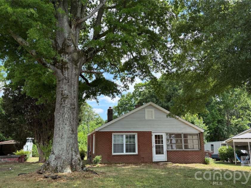 1717 Shelby Road, Kings Mountain, NC 28086.  MLS# CAR4380083, YatesRealty ID 21452. 