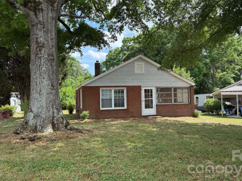 1717 Shelby Road, Kings Mountain, NC 28086.  MLS# CAR4380083, YatesRealty ID 21452. 