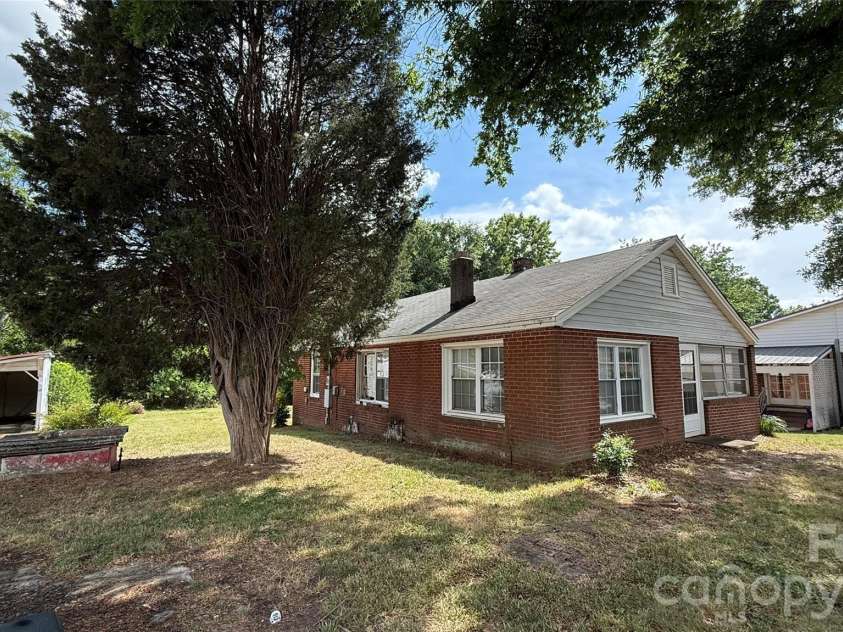 1717 Shelby Road, Kings Mountain, NC 28086.  MLS# CAR4380083, YatesRealty ID 21452. 