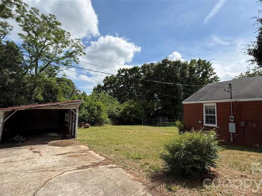 1717 Shelby Road, Kings Mountain, NC 28086.  MLS# CAR4380083, YatesRealty ID 21452. 