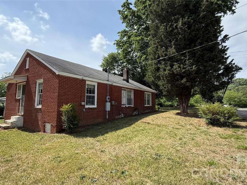 1717 Shelby Road, Kings Mountain, NC 28086.  MLS# CAR4380083, YatesRealty ID 21452. 