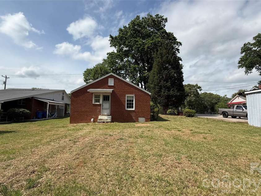 1717 Shelby Road, Kings Mountain, NC 28086.  MLS# CAR4380083, YatesRealty ID 21452. 