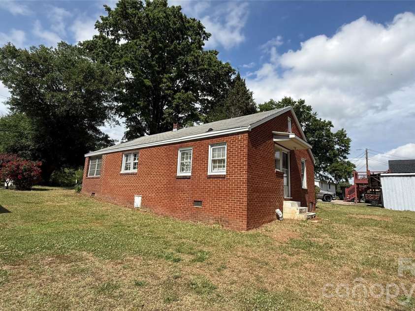 1717 Shelby Road, Kings Mountain, NC 28086.  MLS# CAR4380083, YatesRealty ID 21452. 