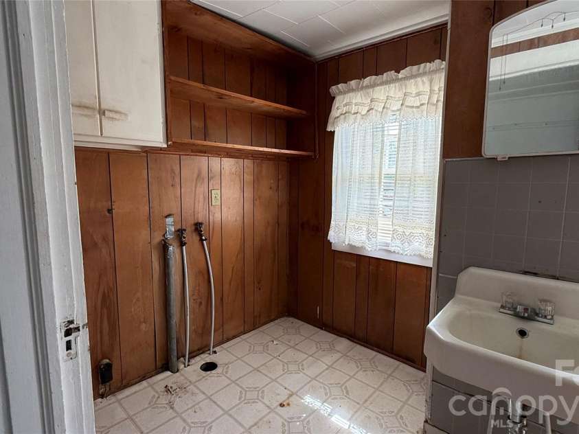 1717 Shelby Road, Kings Mountain, NC 28086.  MLS# CAR4380083, YatesRealty ID 21452. 