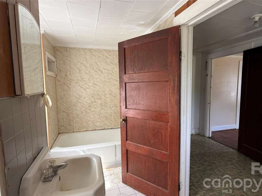1717 Shelby Road, Kings Mountain, NC 28086.  MLS# CAR4380083, YatesRealty ID 21452. 