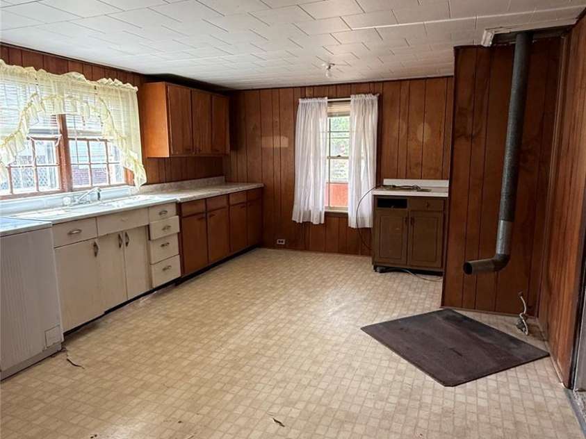 1717 Shelby Road, Kings Mountain, NC 28086.  MLS# CAR4380083, YatesRealty ID 21452. 