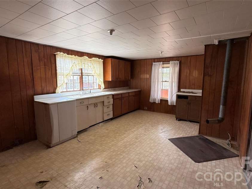 1717 Shelby Road, Kings Mountain, NC 28086.  MLS# CAR4380083, YatesRealty ID 21452. 