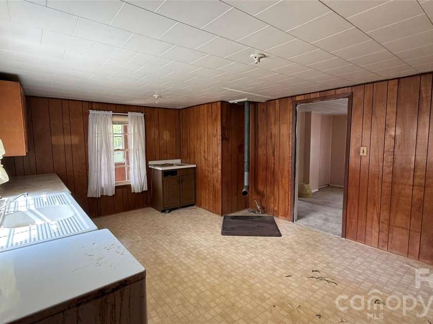 1717 Shelby Road, Kings Mountain, NC 28086.  MLS# CAR4380083, YatesRealty ID 21452. 