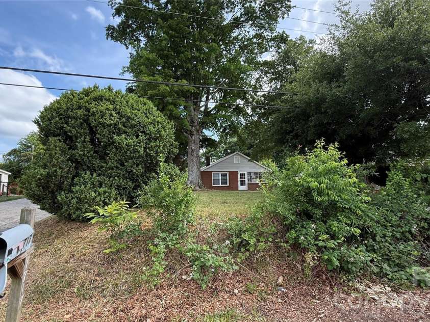 1717 Shelby Road, Kings Mountain, NC 28086.  MLS# CAR4380083, YatesRealty ID 21452. 
