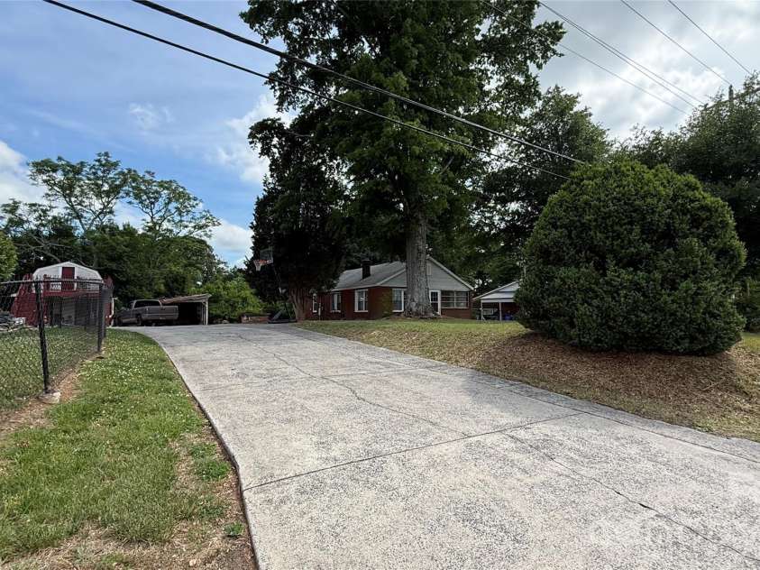 1717 Shelby Road, Kings Mountain, NC 28086.  MLS# CAR4380083, YatesRealty ID 21452. 