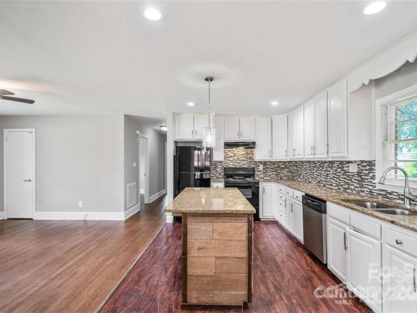 2823 Albany Lane, Charlotte, NC 28205.  MLS# CAR4255948, YatesRealty ID 21454. 