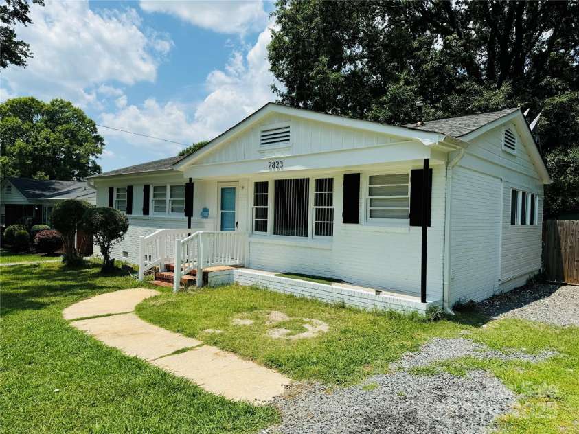 2823 Albany Lane, Charlotte, NC 28205.  MLS# CAR4255948, YatesRealty ID 21454. 