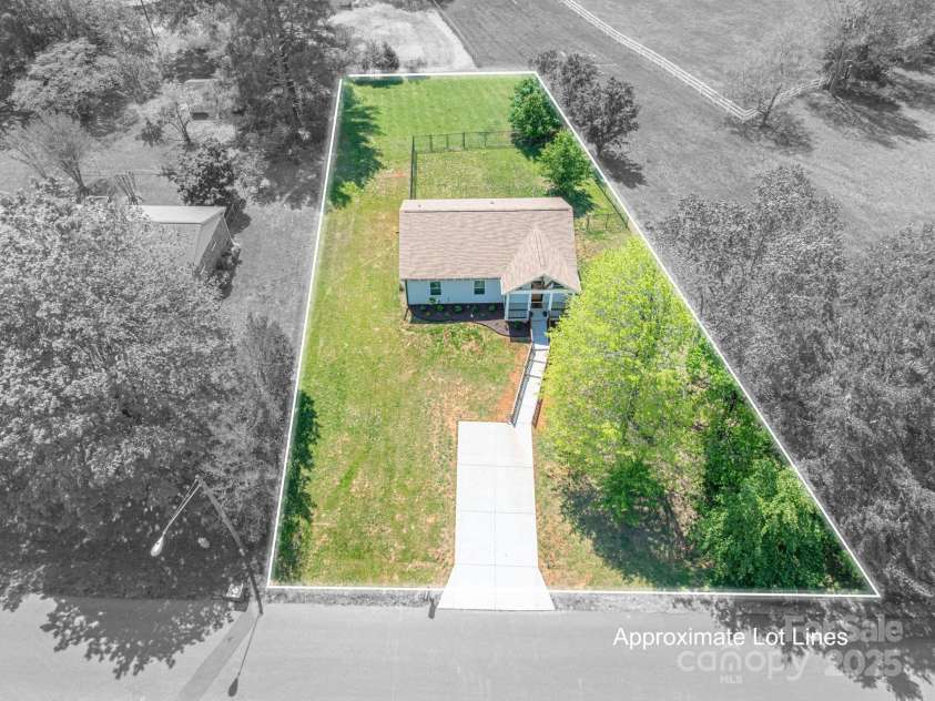 3121 Suffolk Drive, Shelby, NC 28152.  MLS# CAR4248297, YatesRealty ID 21459. 