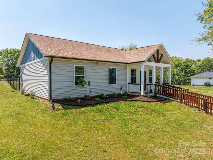 3121 Suffolk Drive, Shelby, NC 28152.  MLS# CAR4248297, YatesRealty ID 21459. 