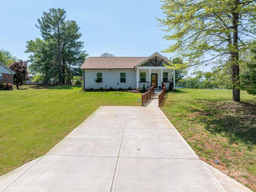 3121 Suffolk Drive, Shelby, NC 28152.  MLS# CAR4248297, YatesRealty ID 21459. 
