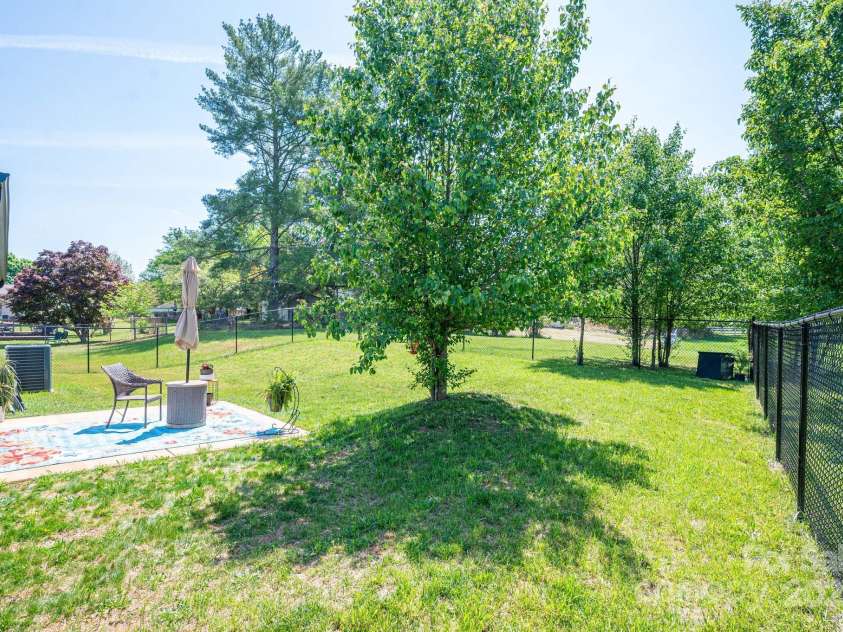 3121 Suffolk Drive, Shelby, NC 28152.  MLS# CAR4248297, YatesRealty ID 21459. 