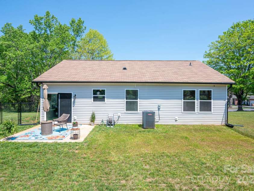 3121 Suffolk Drive, Shelby, NC 28152.  MLS# CAR4248297, YatesRealty ID 21459. 